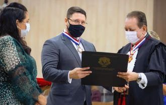 TJ-AM ‘agracia’ vice-governador do Amazonas com Medalha do Mérito Judiciário