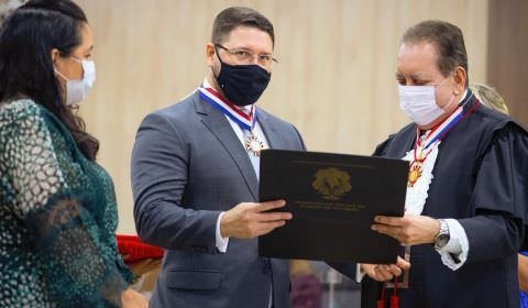 TJ-AM ‘agracia’ vice-governador do Amazonas com Medalha do Mérito Judiciário
