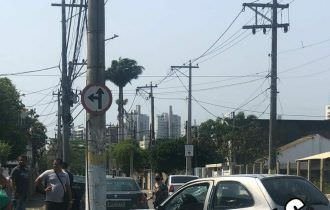 Bebê e homem ficam feridos após carro bater em poste