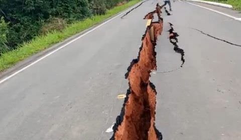 URGENTE: BR-319 racha ao meio e trânsito pode parar a qualquer momento