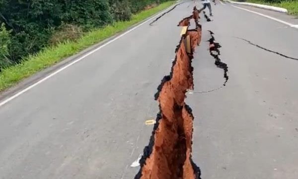 URGENTE: BR-319 racha ao meio e trânsito pode parar a qualquer momento