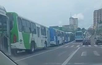 Motoristas do transporte público fazem paralisação nesta segunda-feira (veja o vídeo)