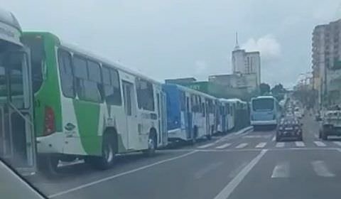 Motoristas do transporte público fazem paralisação nesta segunda-feira (veja o vídeo)