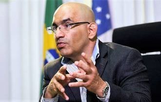 Juiz amazonense põe em dúvida episódio da facada em Bolsonaro