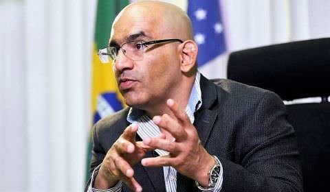 Juiz amazonense põe em dúvida episódio da facada em Bolsonaro