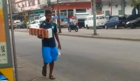 Vendedor ambulante ameaça mulheres com facada (veja o vídeo)