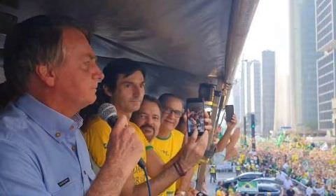Bolsonaro comete crime de responsabilidade ao incitar população contra STF