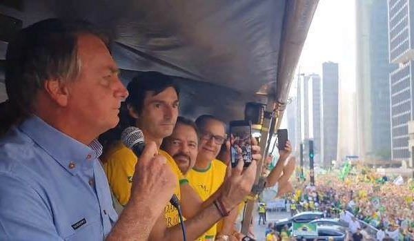 Bolsonaro comete crime de responsabilidade ao incitar população contra STF