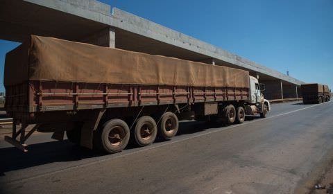 Bolsonaro e Tarcísio Gomes de Freitas pedem desbloqueio de rodovias