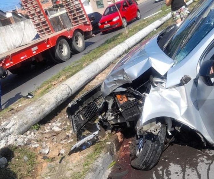 Motorista fica ferido após carro se despedaçar em acidente em avenida de Manaus