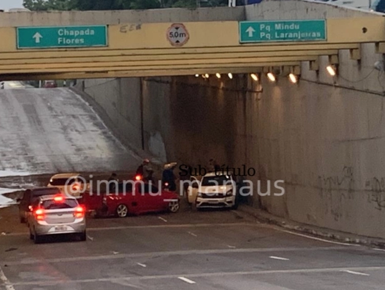 Carros se chocam em acidente debaixo de viaduto em Manaus