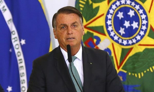 Em entrevista a revista, Bolsonaro afasta chance de golpe e garante eleições