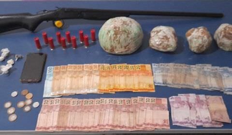 Em Tefé, policiais da Base Arpão e do 5° BPM apreendem adolescente e prendem mulher com drogas e arma de fogo