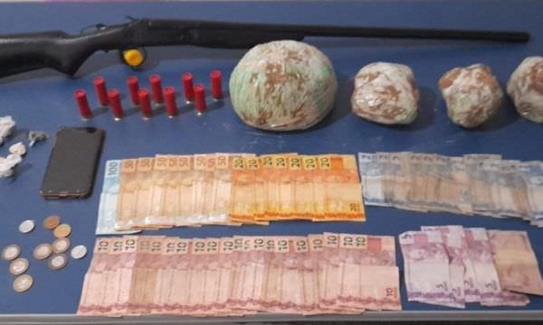 Em Tefé, policiais da Base Arpão e do 5° BPM apreendem adolescente e prendem mulher com drogas e arma de fogo