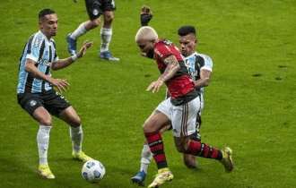 Flamengo x Grêmio: duelo destoa dentro de campo e pega fogo fora dele