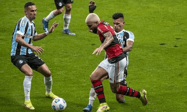 Flamengo x Grêmio: duelo destoa dentro de campo e pega fogo fora dele