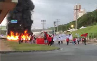 Manifestantes contra Bolsonaro tocam fogo em pneus (Veja o vídeo)