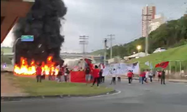 Manifestantes contra Bolsonaro tocam fogo em pneus (Veja o vídeo)