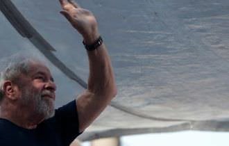Lula amplia vantagem e venceria Bolsonaro no 2º turno, aponta nova pesquisa; Veja os números
