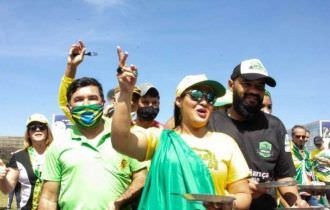 Sem máscaras, apoiadores de Bolsonaro se aglomeram na Esplanada dos Ministérios