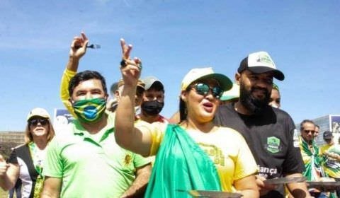 Sem máscaras, apoiadores de Bolsonaro se aglomeram na Esplanada dos Ministérios