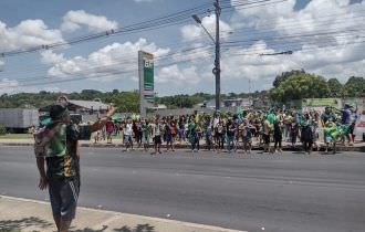 ‘Mini grupo’ faz ato de apoio a Bolsonaro na Avenida das Torres
