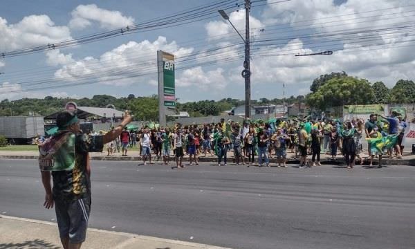 ‘Mini grupo’ faz ato de apoio a Bolsonaro na Avenida das Torres