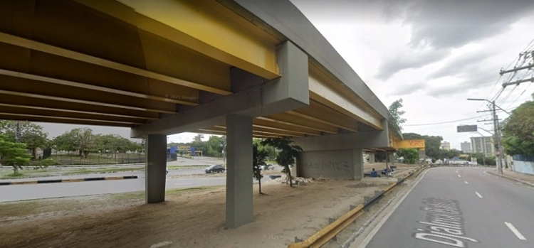 Motociclista é arremessado de viaduto após ser atingido por carro em Manaus