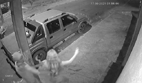 Marido mata mulher a facada na presença do amante (veja o vídeo)