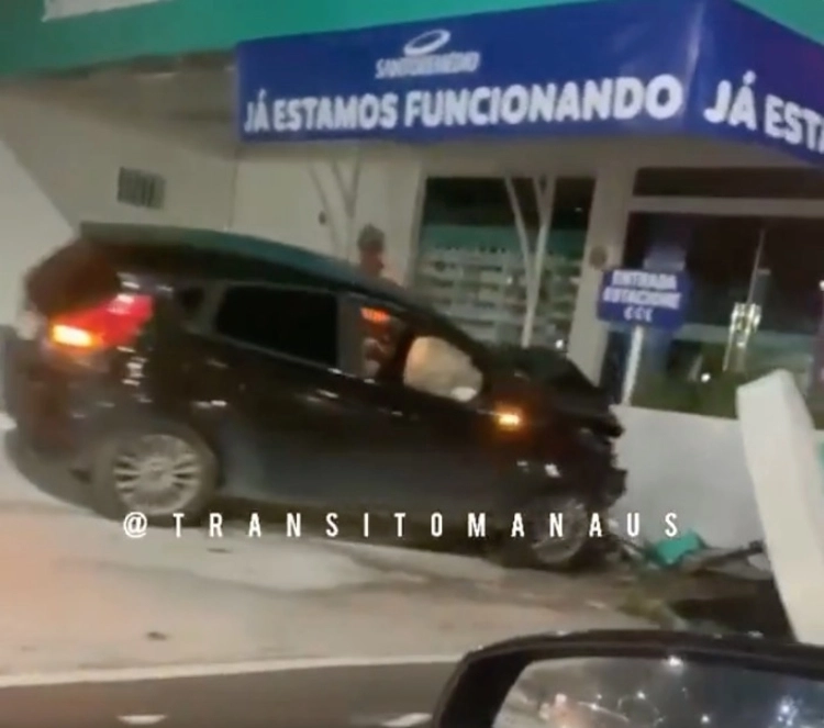 Acidente: Carro invade estacionamento e quase ‘entra’ em farmácia em Manaus