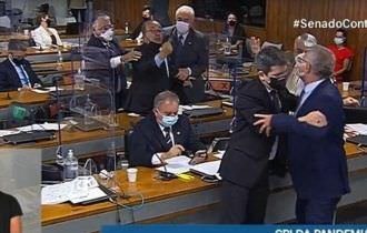 Renan Calheiros e Jorginho Mello batem boca e trocam xingamentos na CPI; veja