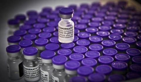 Pfizer pedirá autorização para vacinar menores de 12 anos em poucos dias, diz CEO