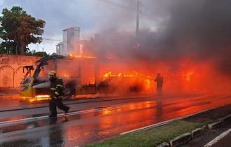 Ônibus pega fogo na Avenida Constantino Nery