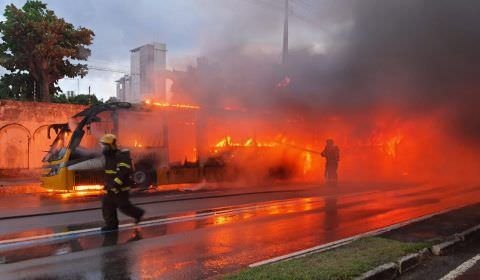 Ônibus pega fogo na Avenida Constantino Nery