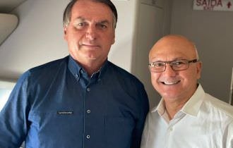 Menezes vai a Brasília discutir programação da vinda de Bolsonaro a Manaus