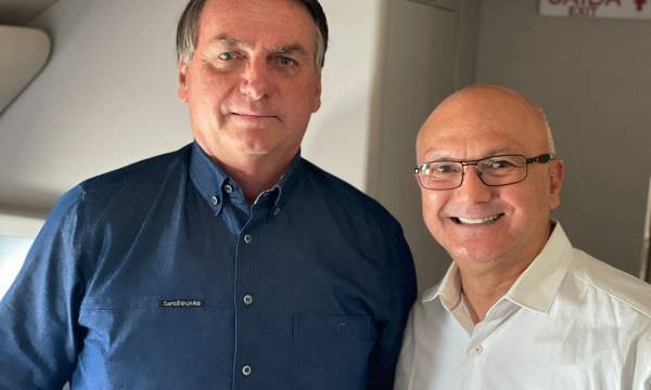 Menezes vai a Brasília discutir programação da vinda de Bolsonaro a Manaus