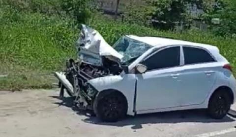 Carro fica com a frente destruída em acidente na Avenida Brasil (Veja o vídeo)
