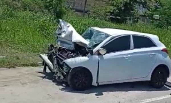 Carro fica com a frente destruída em acidente na Avenida Brasil (Veja o vídeo)