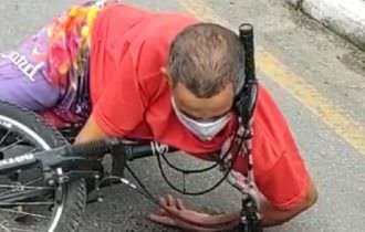 Homem fica com ferro de bicicleta dentro da cabeça após acidente (veja o vídeo)