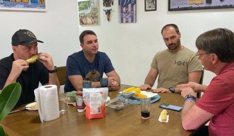 Filhos de Bolsonaro estão na lista de relator, que pede indiciamento por causa de fake news