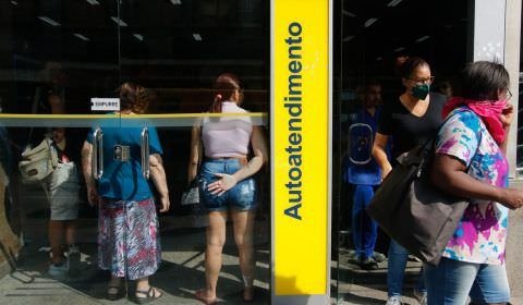 Taxa média do empréstimo pessoal varia 0,95% em outubro, diz Procon-SP