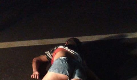 Adolescente se joga debaixo carro em movimento e morre (Veja o vídeo)