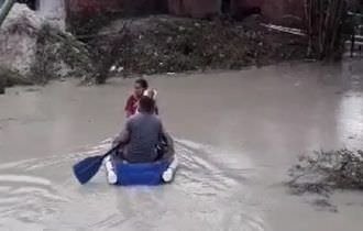 Ponte desaba e moradores são transportados por canoa em Manaus (Veja o vídeo)
