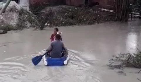Ponte desaba e moradores são transportados por canoa em Manaus (Veja o vídeo)
