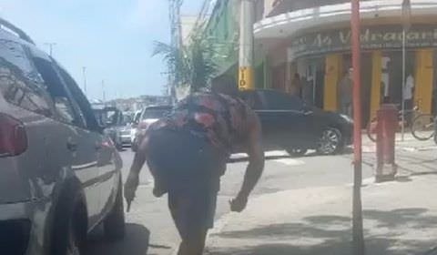 Criminoso é baleado durante intenso tiroteio com a polícia (veja o vídeo)