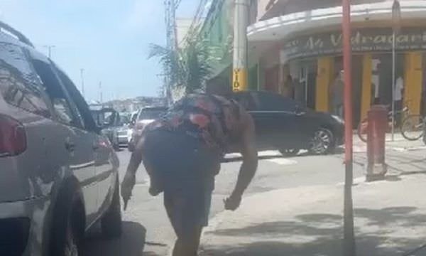 Criminoso é baleado durante intenso tiroteio com a polícia (veja o vídeo)