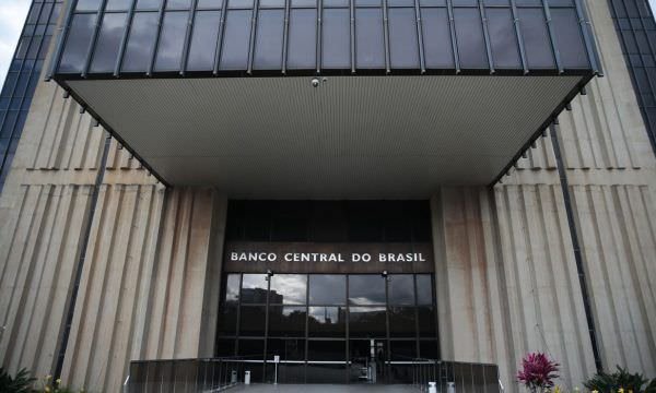 Economia Mercado financeiro eleva projeção da inflação para 8,69%