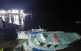 Barco de três andares naufraga na orla de Parintins lotado de idosos e crianças