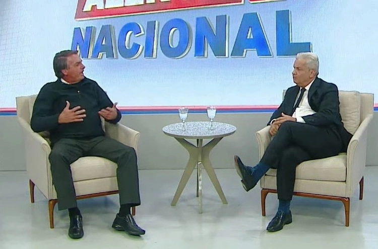 Bolsonaro fala sobre novo aumento da gasolina em entrevista com Sikêra