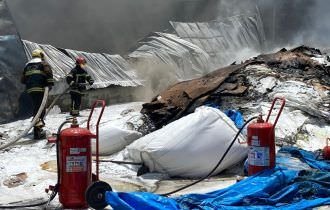 Funcionários passam mal com fumaça de incêndio de grande proporção em Manaus